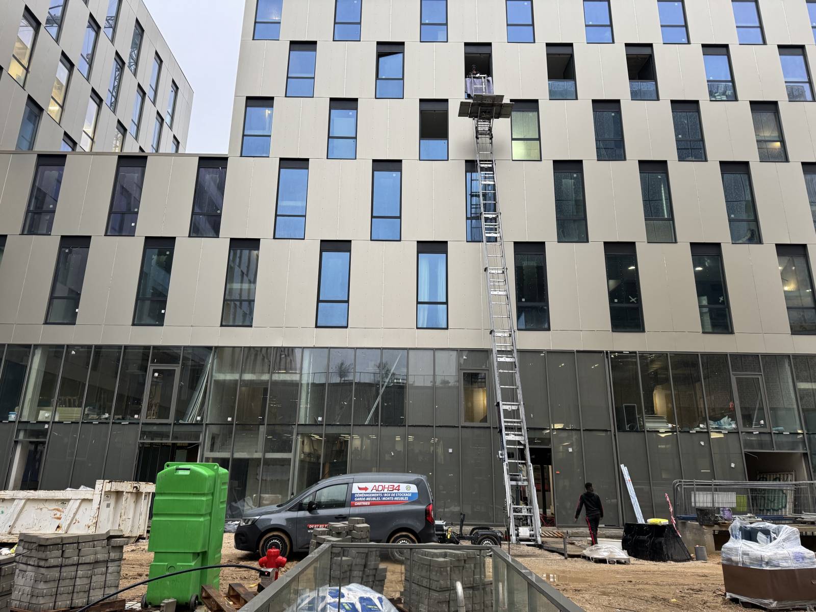 Mise à disposition d'un Monte meubles avec ADH34 à Castries pour un  passage par fenêtre dans l'Hérault