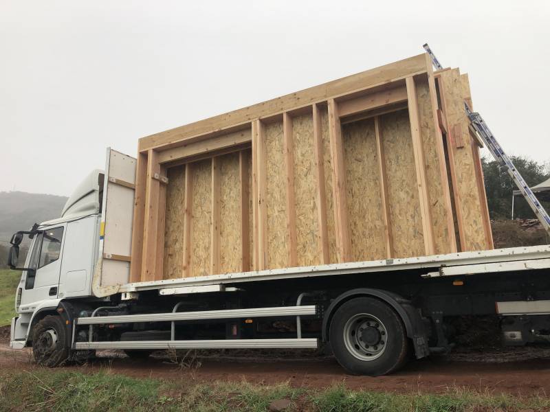 Transport de panneaux et matériels pour une construction écologique dans l'Hérault