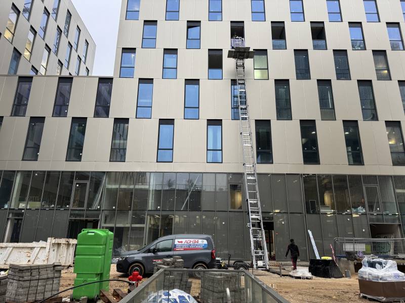 Mise à disposition d'un Monte meubles avec ADH34 à Castries pour un  passage par fenêtre dans l'Hérault